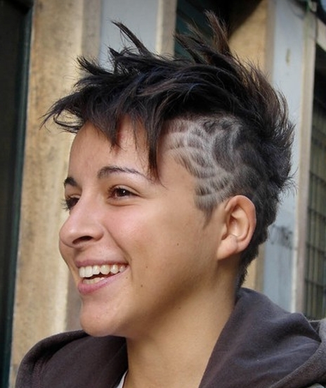 cieniowane fryzury krótkie z wygolonym bokiem we wzorki, uczesanie damskie zdjęcie numer 94A